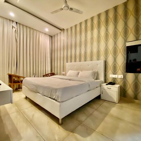Hotel Hollywood - Family Hotel Zirakpur Kültér fotó