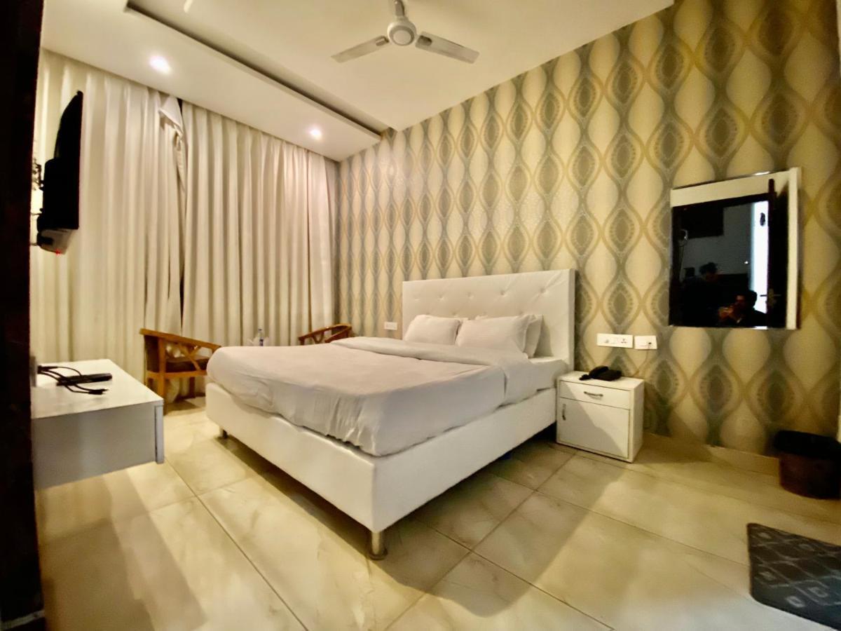 Hotel Hollywood - Family Hotel Zirakpur Kültér fotó