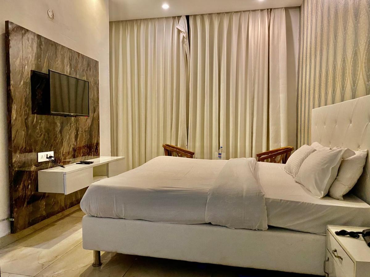 Hotel Hollywood - Family Hotel Zirakpur Kültér fotó