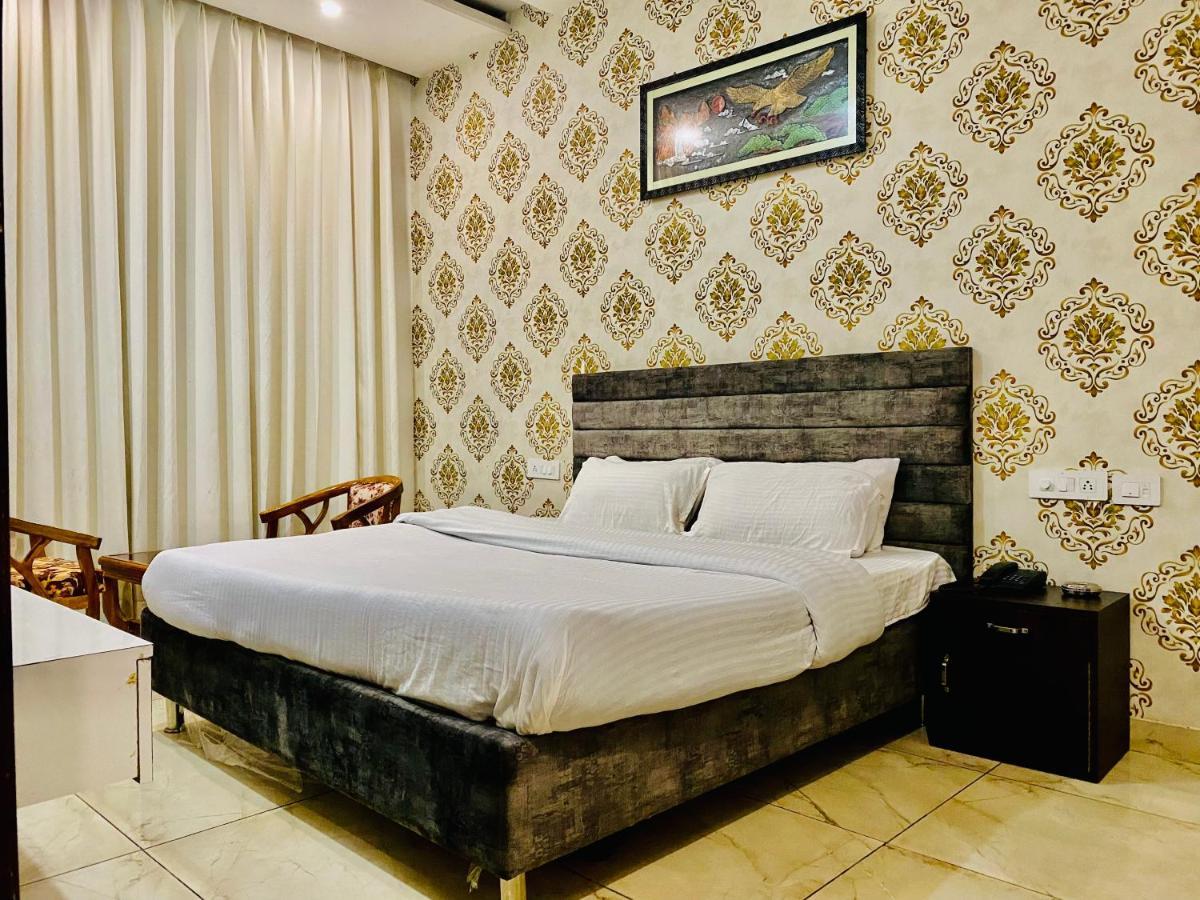 Hotel Hollywood - Family Hotel Zirakpur Kültér fotó